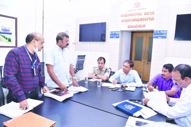 ಸಾಮಾಜಿಕ ಅಂತರದೊಂದಿಗೆ ಅಗತ್ಯ ವಸ್ತು-ಪಡಿತರ ಪಡೆಯಿರಿ: ಜಿಲ್ಲಾಧಿಕಾರಿ ಪಾಟೀಲ